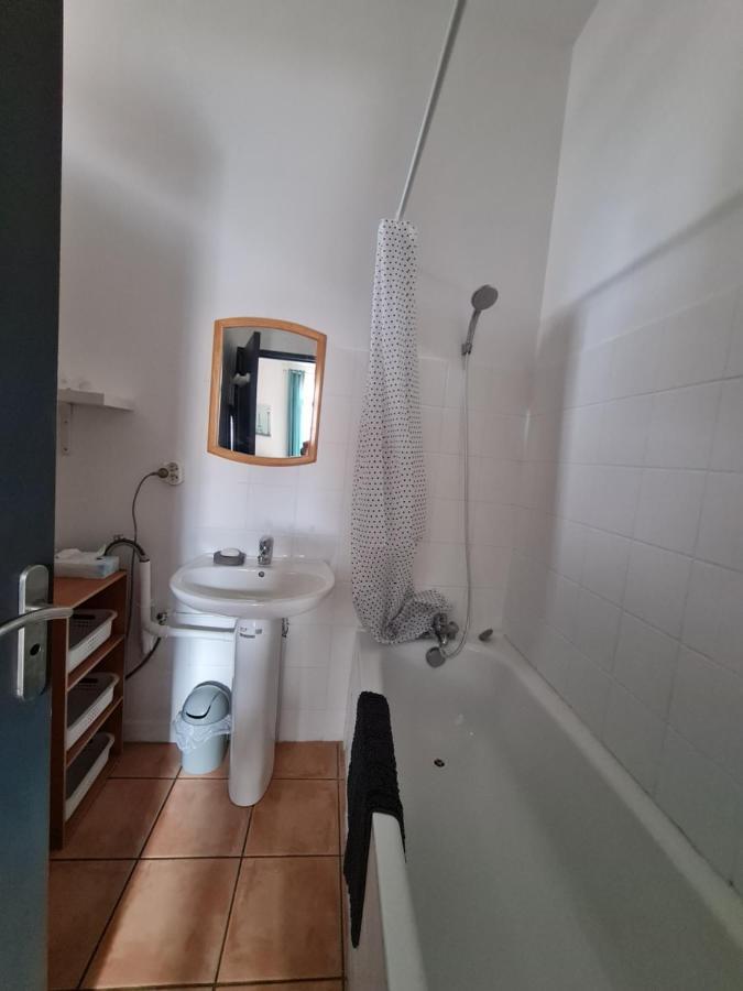 LE PRIEURE - STUDIOS jusqu'à 4 personnes Villeneuve-lès-Béziers Esterno foto