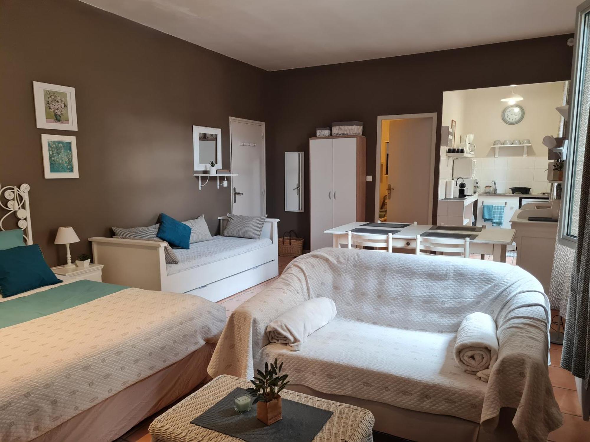 LE PRIEURE - STUDIOS jusqu'à 4 personnes Villeneuve-lès-Béziers Esterno foto
