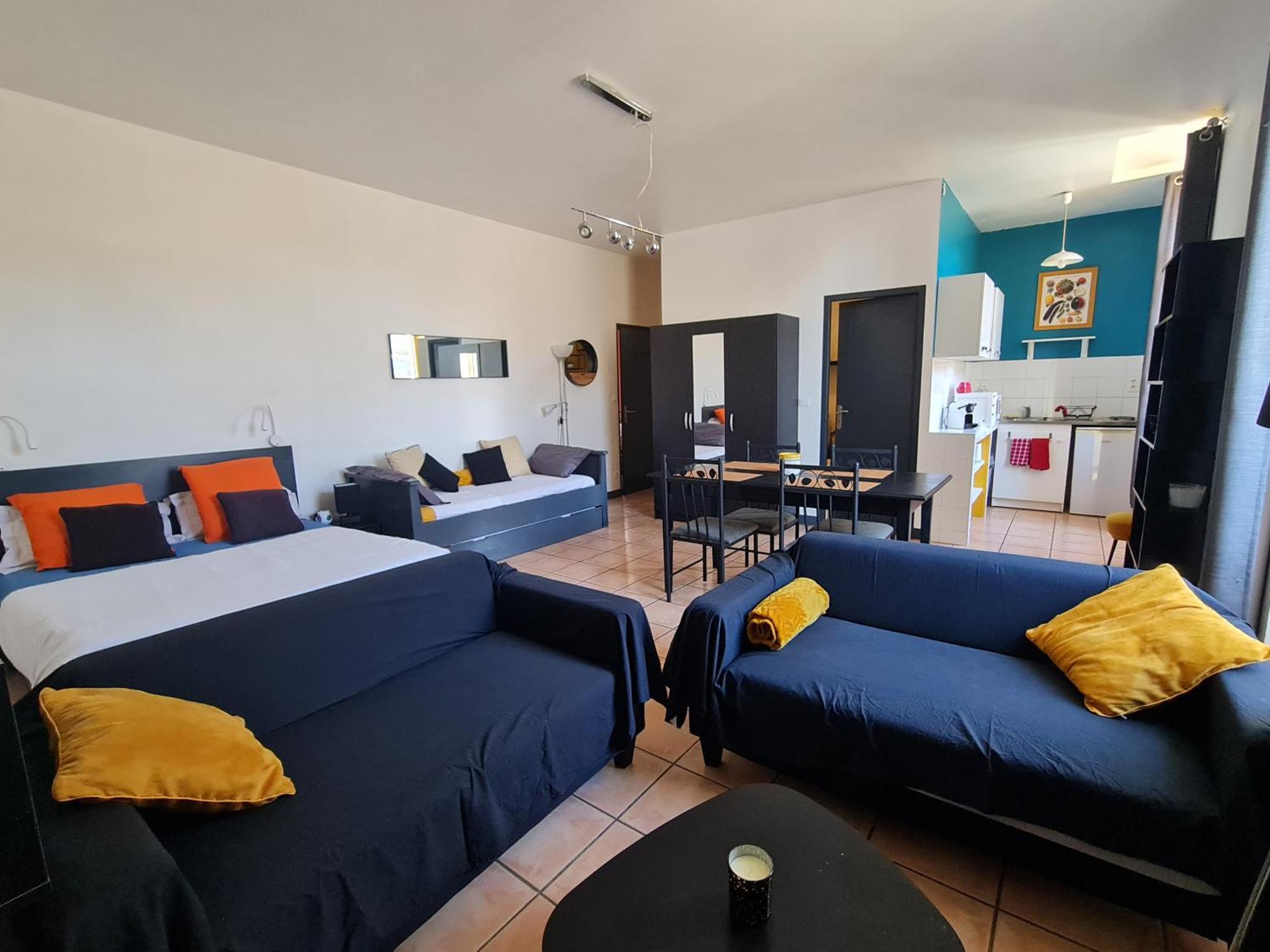 LE PRIEURE - STUDIOS jusqu'à 4 personnes Villeneuve-lès-Béziers Esterno foto